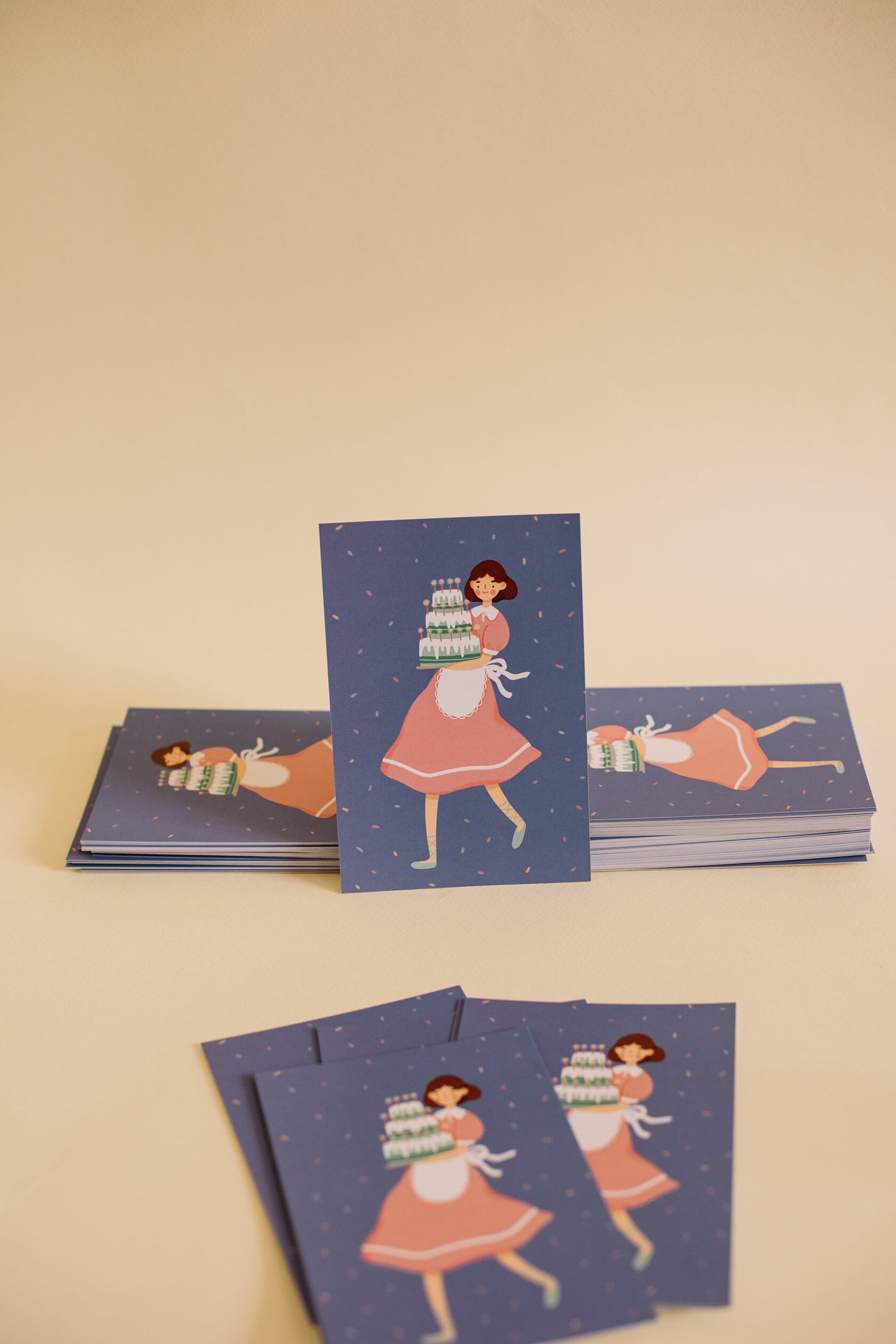 Greeting card 10x15 cm 'A girl with a cake'