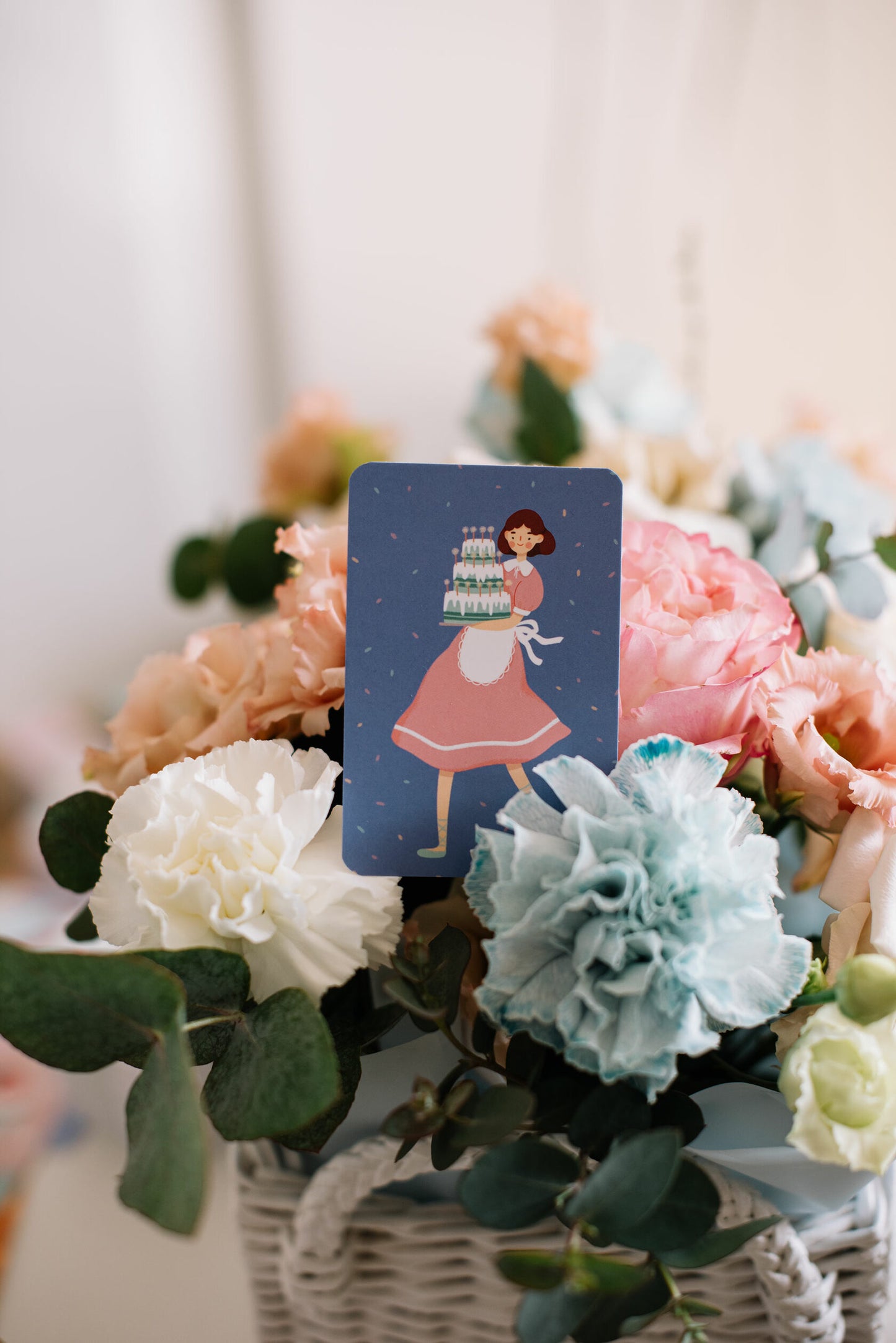 Mini single card 6x9 cm 'A girl with a cake'